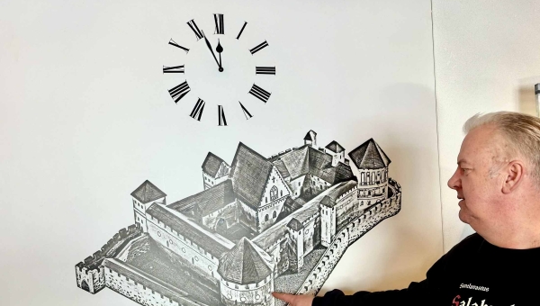 Vastseliina piiskopilinnuse isand Ivar Traagel viitab linnuse kagutornile. FOTO: Kalev Annom